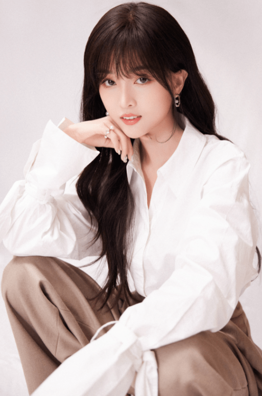 使用了 吴宣仪新发型太好看了！白色衬衣搭配西装裤，这一身越看越高级