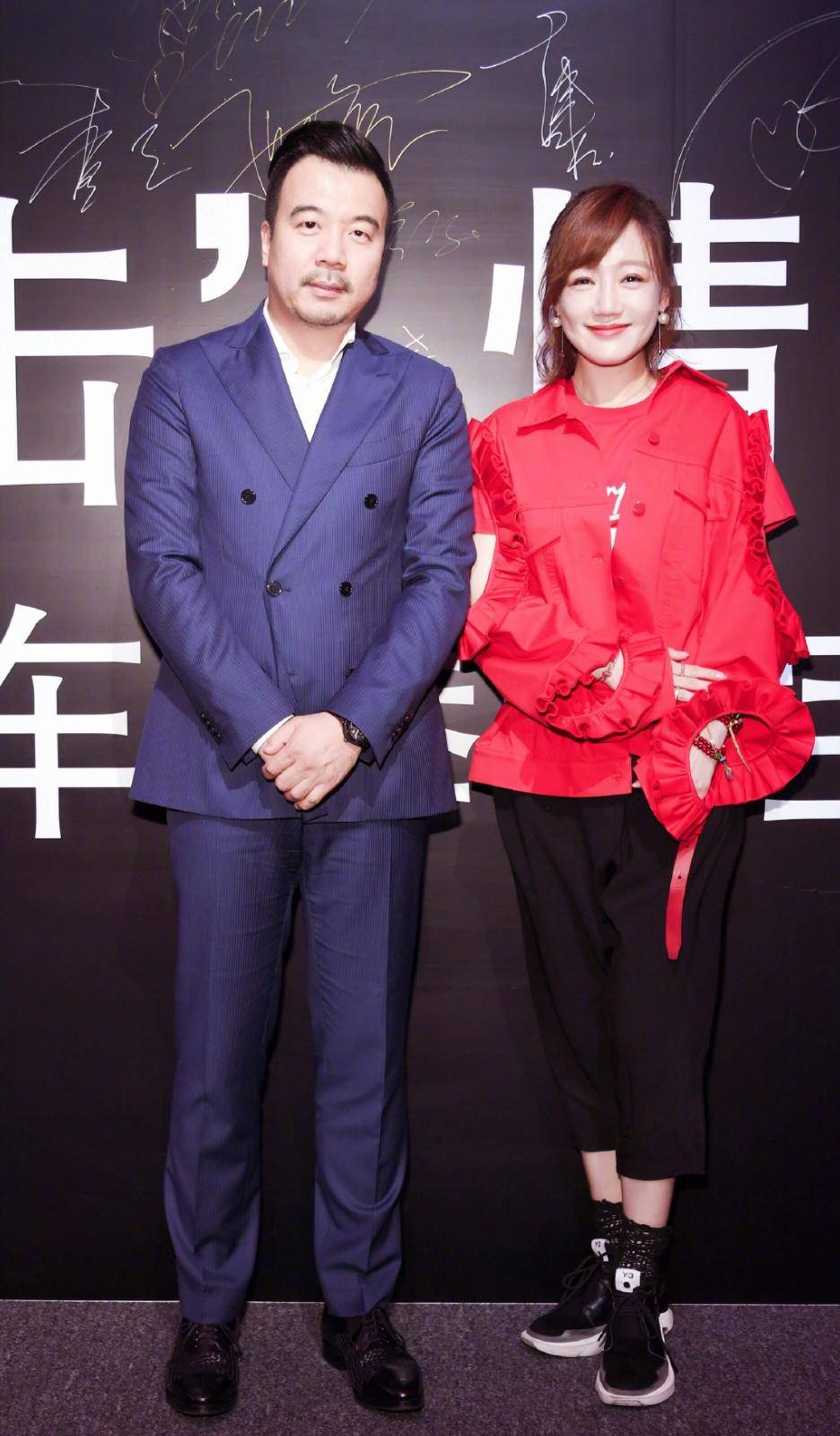 女友 她是胡歌前女友,穿T恤配长裙现身,微笑甜美似20岁少女