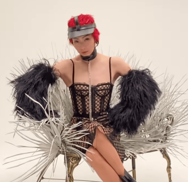 黑色 49岁郑秀文造型太大胆！穿蕾丝吊带身材干瘪，戴粗大金属链好雷人