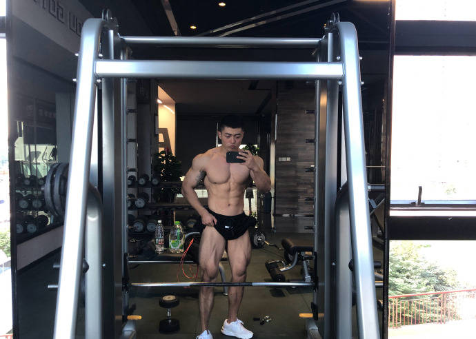 霸氣男友臂，帥氣公狗腰，25歲保定小伙擼鐵鍛造滿身肌肉，真帥氣！ 健身減肥達人 第14张
