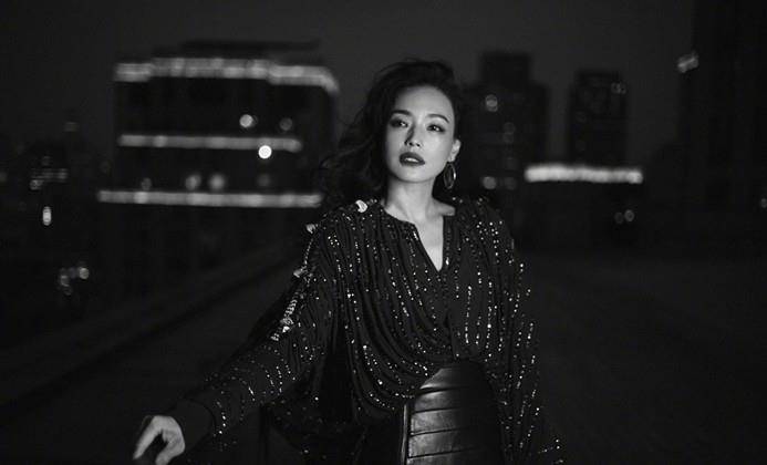 身材 舒淇这身高定真没浪费，红唇美妆气色好，鎏金黑丝看秀太有记忆点