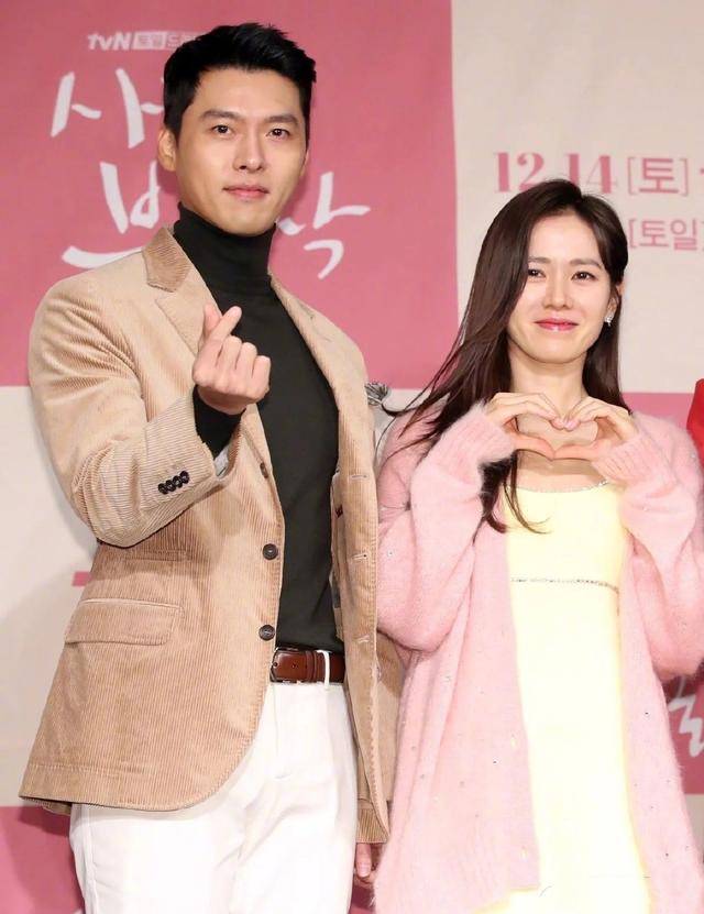 迫降|玄彬针织穿出暖男范，孙艺珍碎花裙少女感十足，这低头一吻太甜了