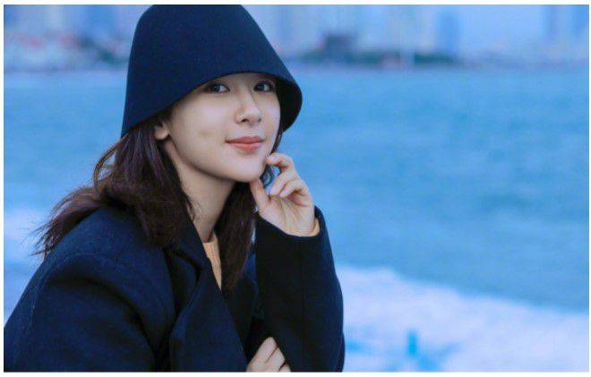 漂亮|杨紫新电影演缉毒警！和唐探3漂亮美女探案协作，启动合照笑开花