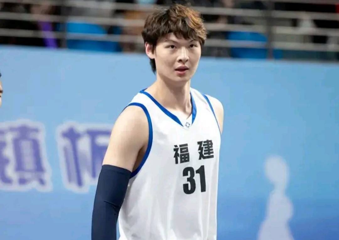 在最近的全运会上,王哲林代表福建男篮参加了3v3篮球赛.