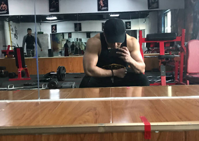 霸氣男友臂，帥氣公狗腰，25歲保定小伙擼鐵鍛造滿身肌肉，真帥氣！ 健身減肥達人 第6张