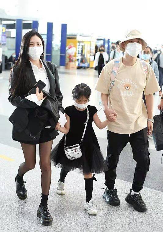 职业 包贝尔一家三口罕露面，娇妻职业装配黑丝太会了，女儿被嘴巴拖累！