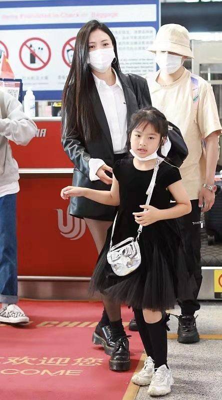 职业 包贝尔一家三口罕露面，娇妻职业装配黑丝太会了，女儿被嘴巴拖累！