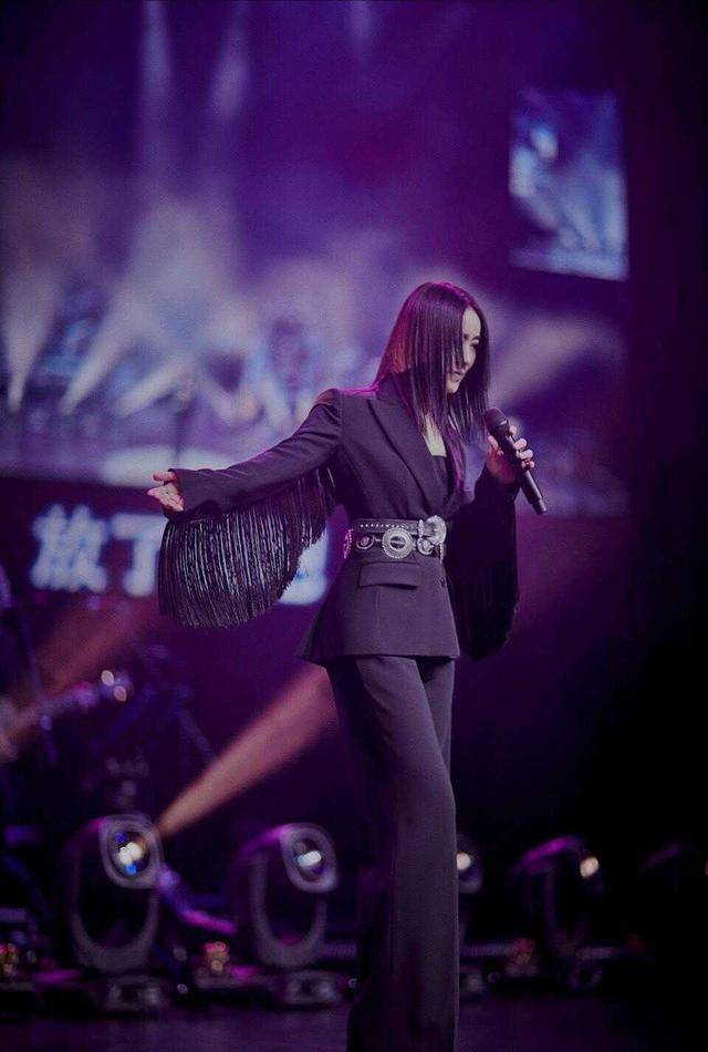 高跟鞋 52岁那英一点不服老！黑色缎面衬衫干练高级，穿红色高跟鞋太抢眼