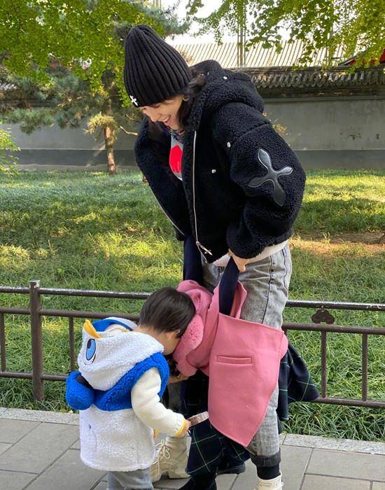 地方 章子怡停机坪拍广告，选对地方太明智，穿皮衣短靴真没人比她会秀