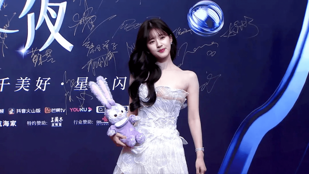 鞠婧祎 女星红毯撞衫的“尴尬”时刻,有人靠傲人身材取胜,有人从无败绩