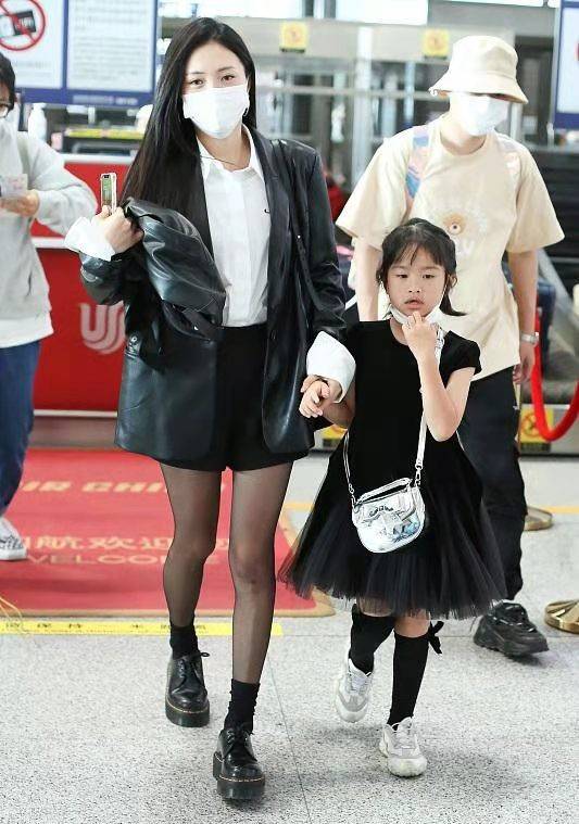 职业 包贝尔一家三口罕露面，娇妻职业装配黑丝太会了，女儿被嘴巴拖累！