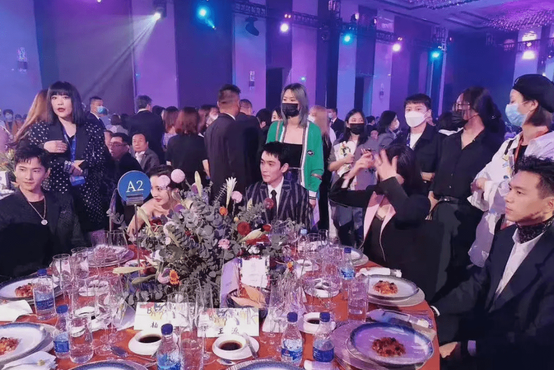 八卦2021芭莎慈善夜显寒酸吃席杨幂芭比杨颖富贵景甜等争奇斗艳