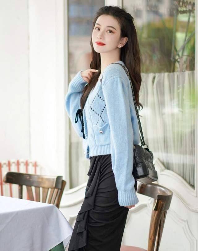 的优点 如何穿出精致小女生，毛衣+半身裙时髦又保暖？6款推荐可示例照搬