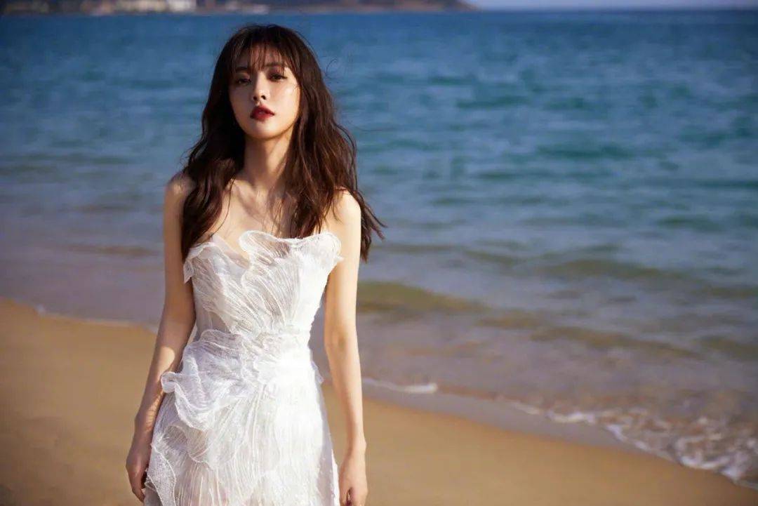 鞠婧祎 女星红毯撞衫的“尴尬”时刻,有人靠傲人身材取胜,有人从无败绩