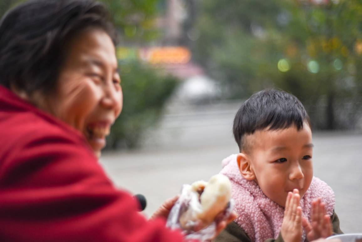 生产|57岁大叔执意要二胎，妻子做了三次试管，孩子出生，他第一个后悔