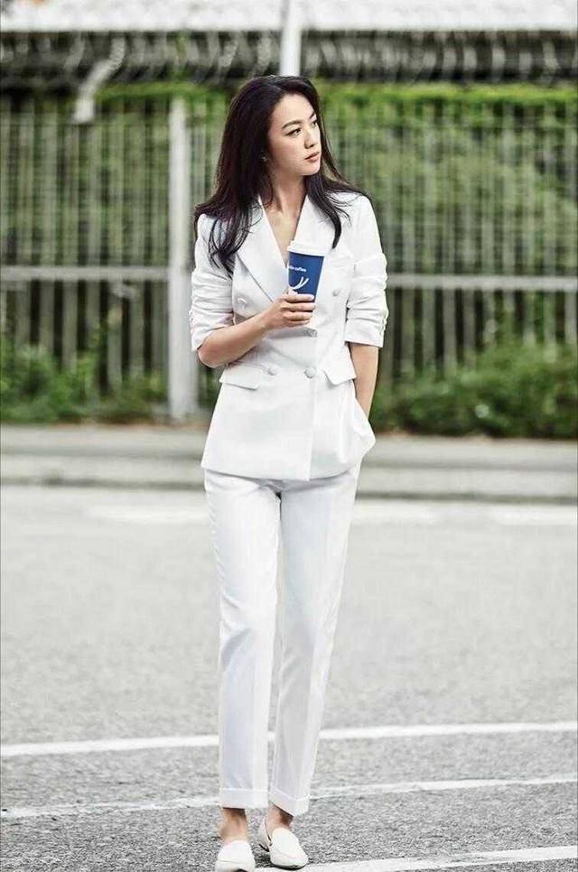 汤唯 汤唯高颜值任性，基础款T恤搭配牛仔裤高级精致迷人，超好看