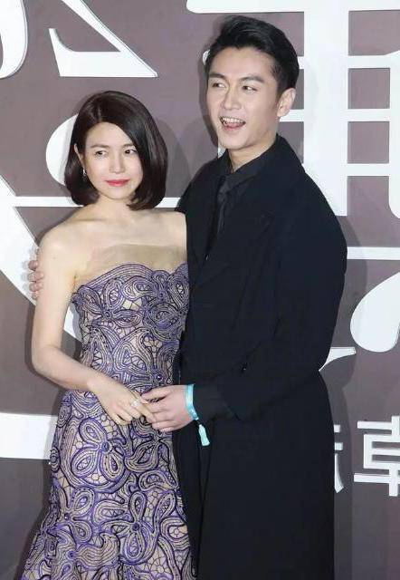 黑色 陈妍希陈晓同框！陈妍希一袭印花抹胸裙优雅性感，笑容灿烂惹人羡