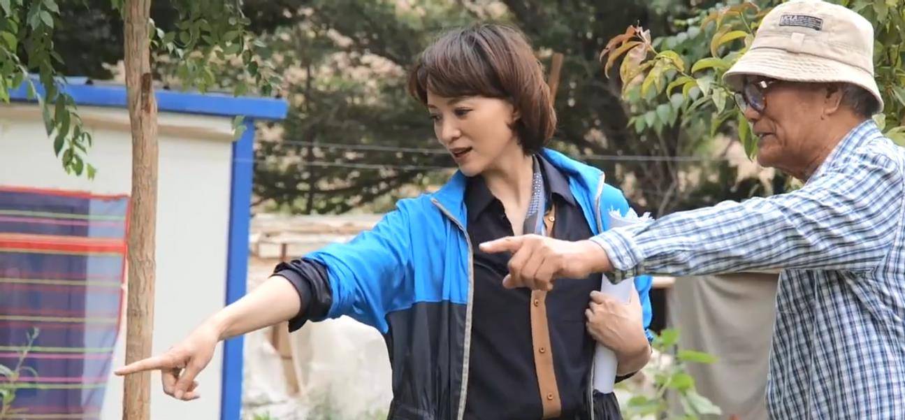 菜园|董卿私下工作状态罕曝光!手捂暖水袋众人跟随,现身菜园超接地气