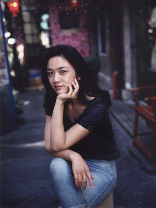 汤唯 汤唯高颜值任性，基础款T恤搭配牛仔裤高级精致迷人，超好看