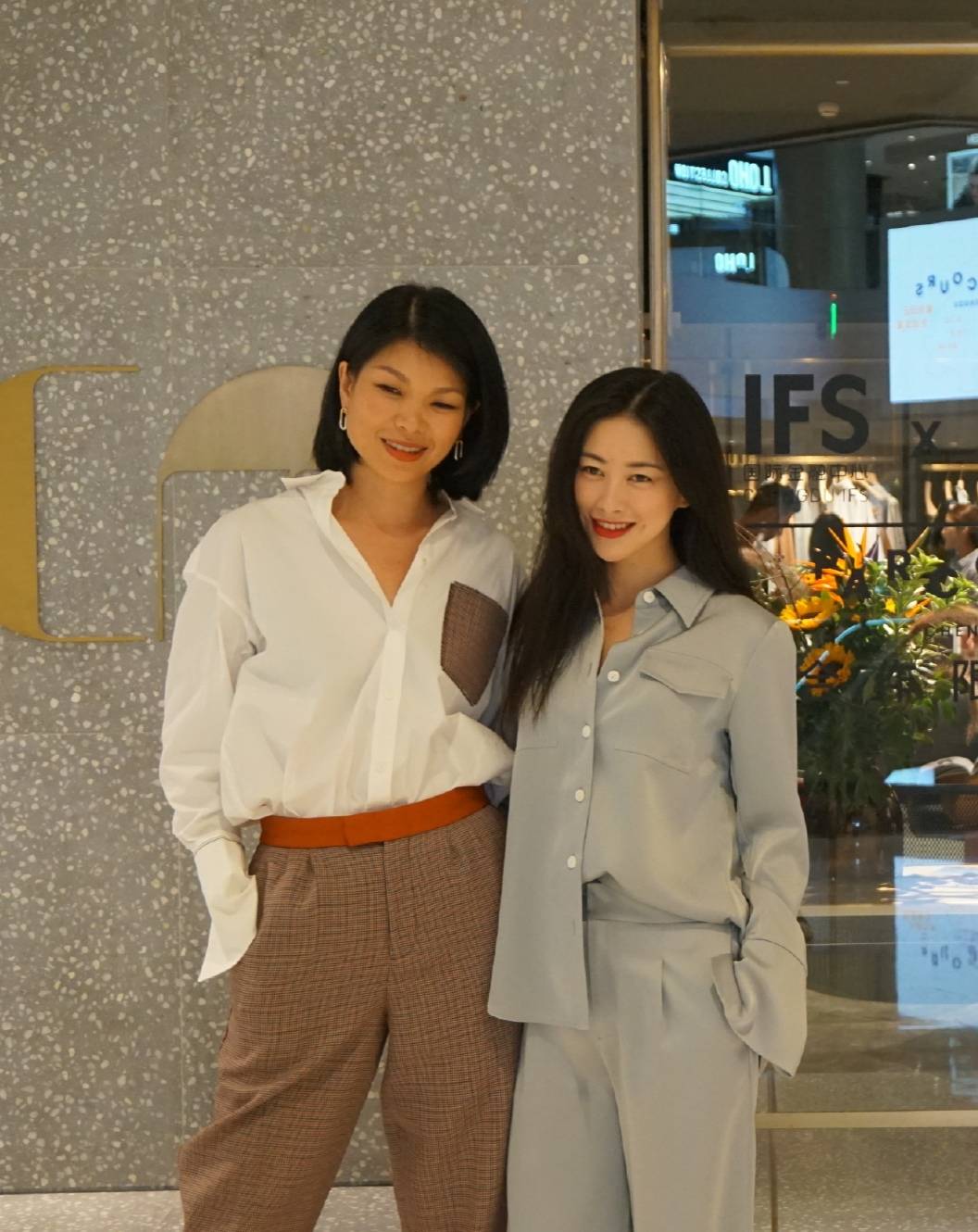 朱珠 港风美人朱珠天生好气质,吊带内搭高领衫身材姣好