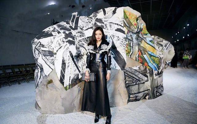 黑色 张天爱真是美到骨子里了!身穿皮质连衣裙性感霸气,气场全开