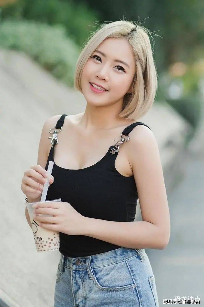 女生穿短袜 小背心图片