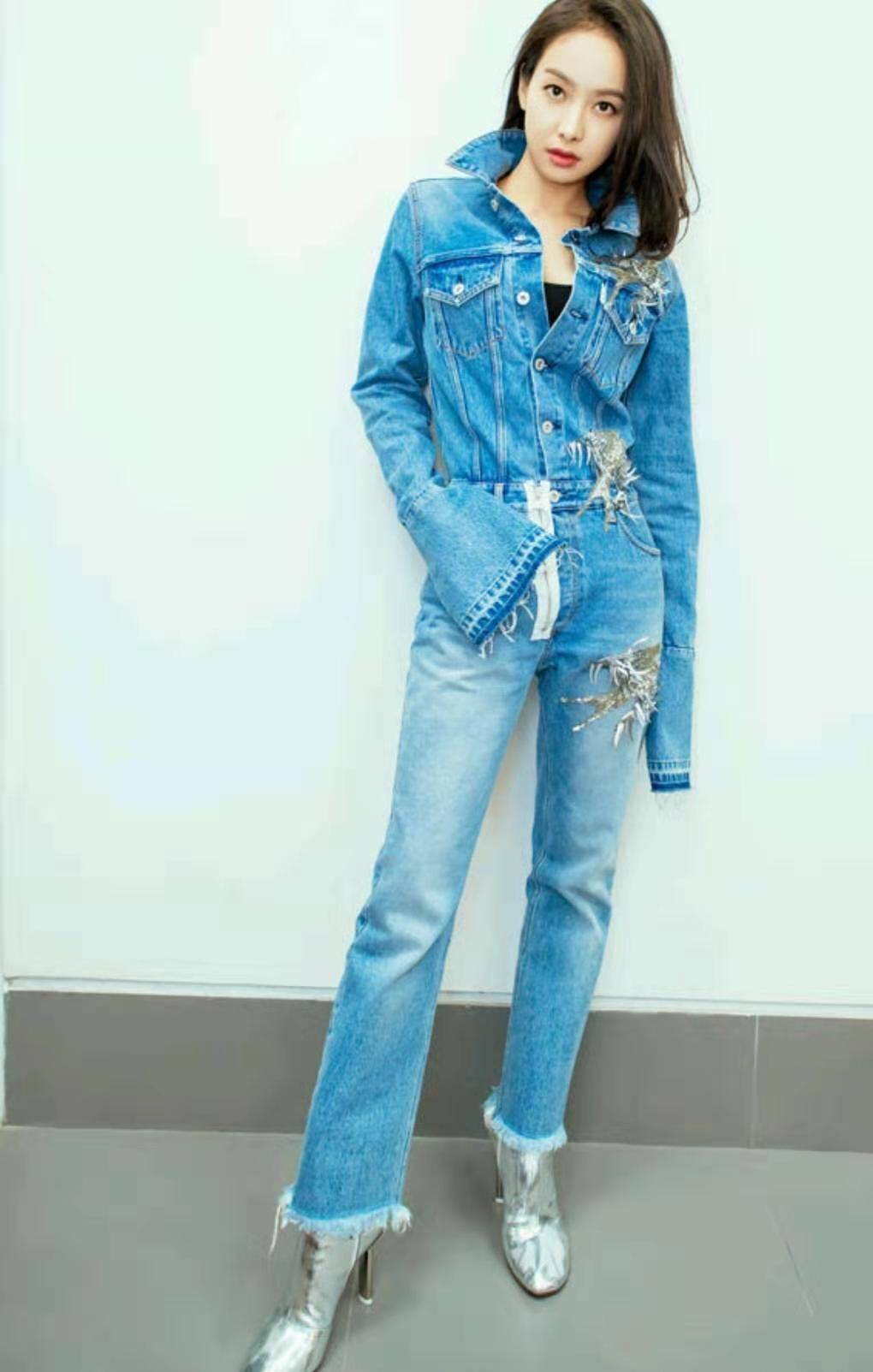 套装 宋茜私服穿搭尽显少女感，一身牛仔套装反着穿，竟将时髦拿捏住了