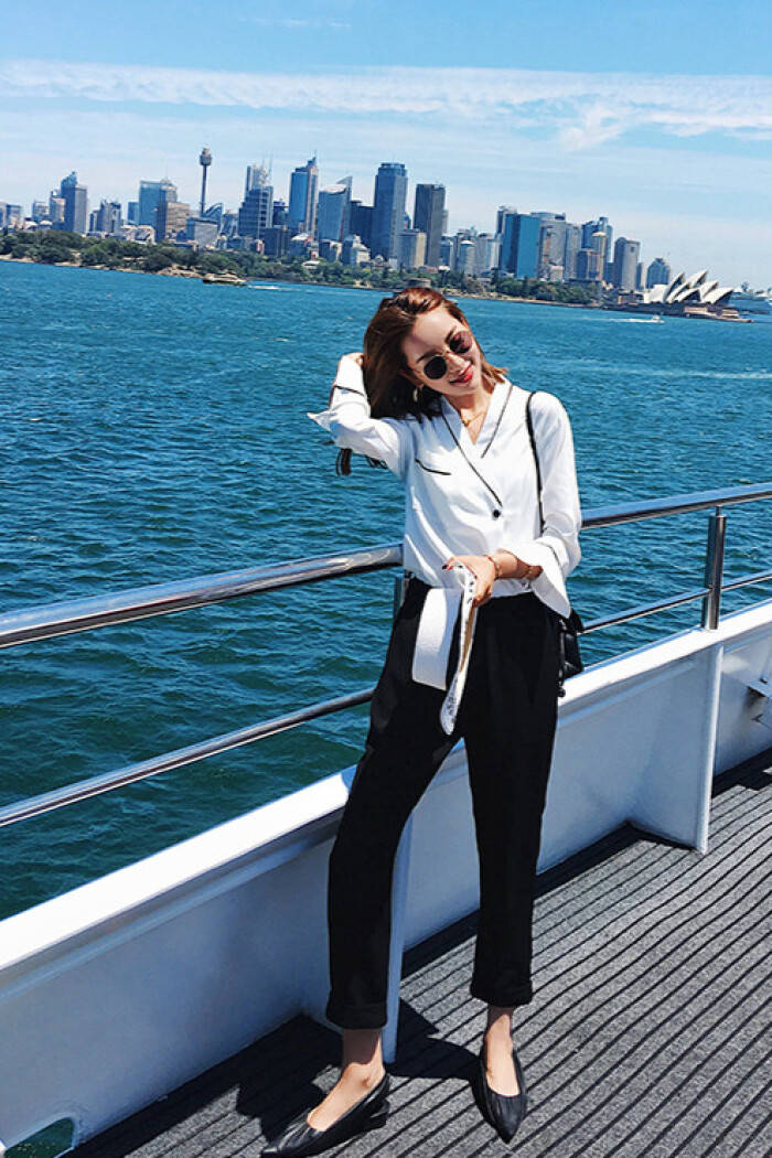 朱珠 港风美人朱珠天生好气质,吊带内搭高领衫身材姣好