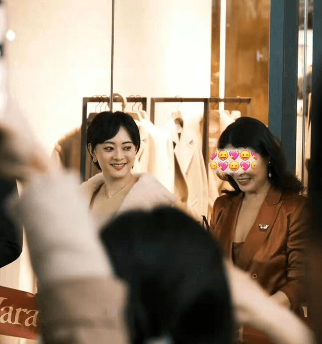 低胸装 孙俪线下站台，穿低胸装搭配突兀，生图曝光肤色暗沉脸比路人还胖