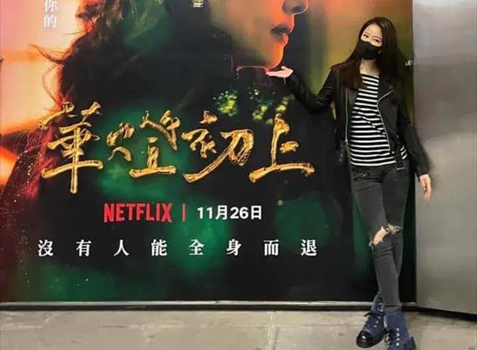 海报 林心如深夜轧马路，穿皮衣配破洞裤，大马路上见自己海报俏皮合拍