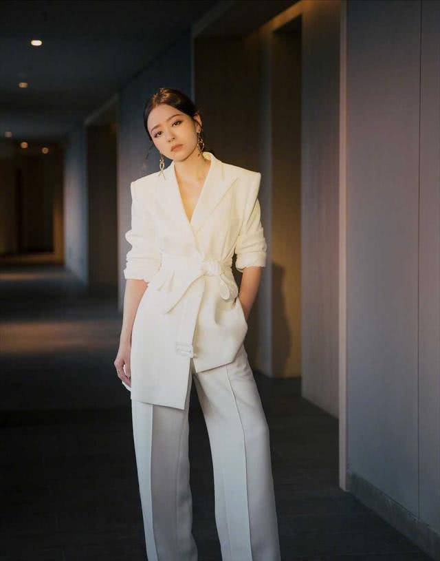 身材 被张靓颖惊艳到了,穿一件红色连衣裙高贵优雅,身材凹凸感十足