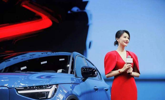 魅力 高圆圆低调露面为品牌助威，穿红色裙当车模，蜂腰红唇真假分不清