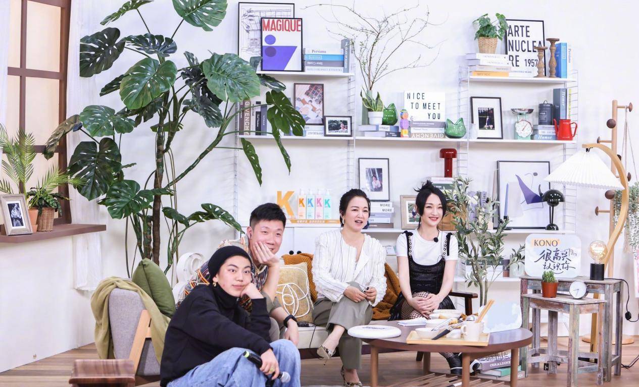 网格 周迅回归综艺学聪明，穿链条背心配网格袜，这身材造型真是没得挑