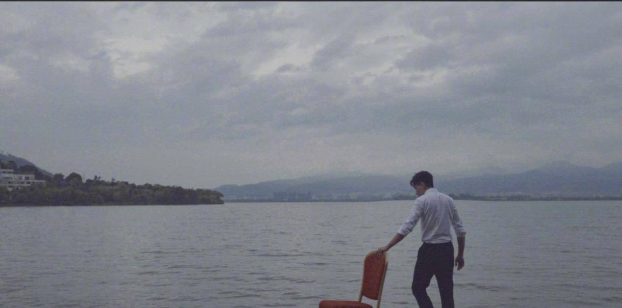 状态 刘恺威收工逛夜市，穿毛衣配牛仔裤吃路边摊，挎皮包似“老干部”