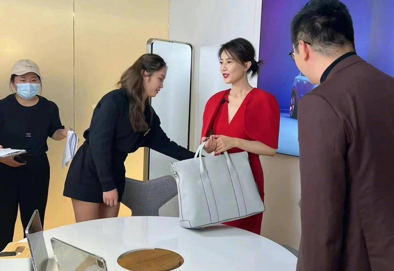 魅力 高圆圆低调露面为品牌助威，穿红色裙当车模，蜂腰红唇真假分不清