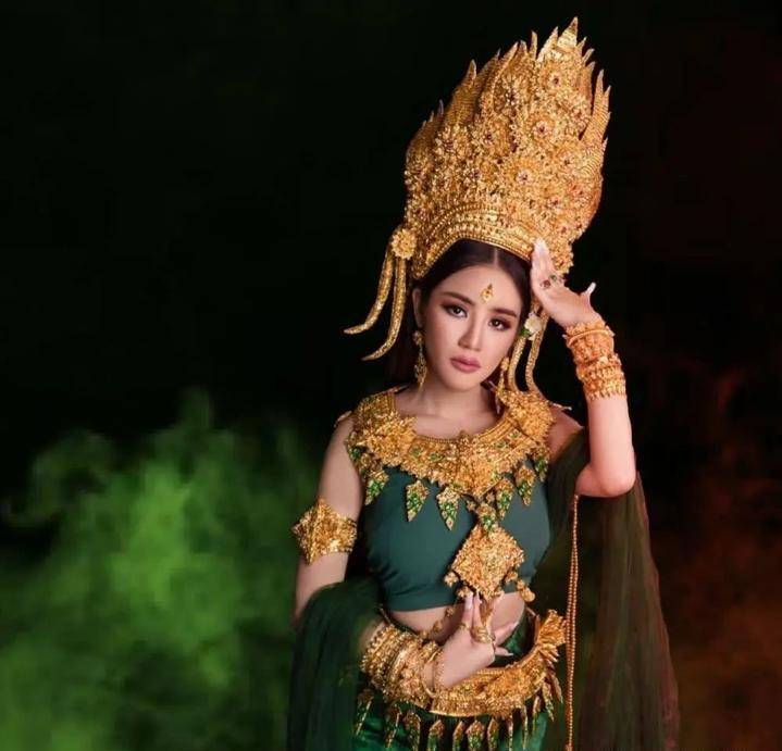 花15万发布首个音乐视频柬埔寨艺人情侣又豪车式撒狗粮互砸礼物