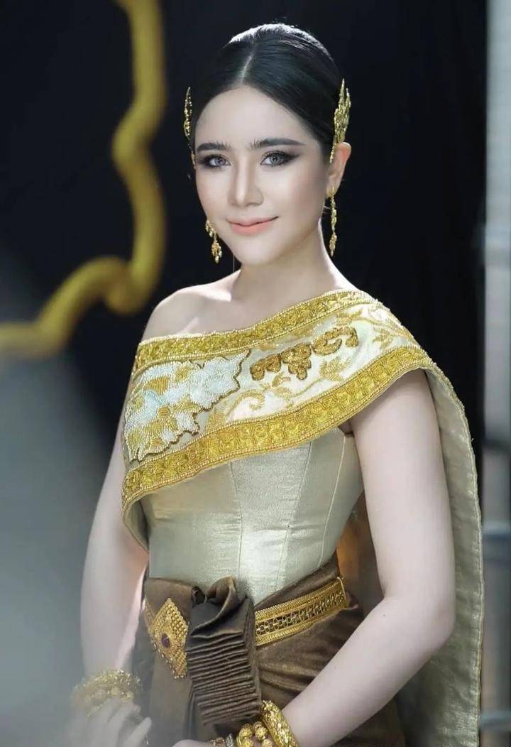 花15万发布首个音乐视频柬埔寨艺人情侣又豪车式撒狗粮互砸礼物