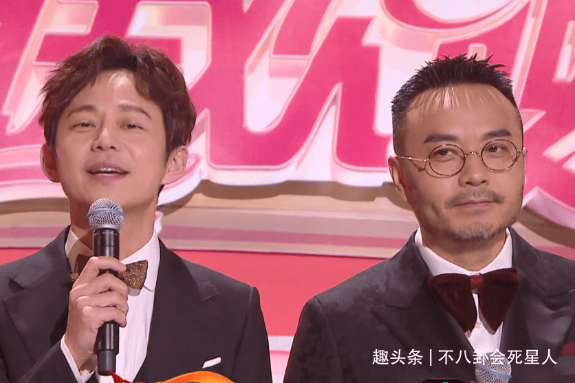 连那英|芒果小年夜造型：沈梦辰露背，宋茜吊带月光裙，李菲儿像披花床单