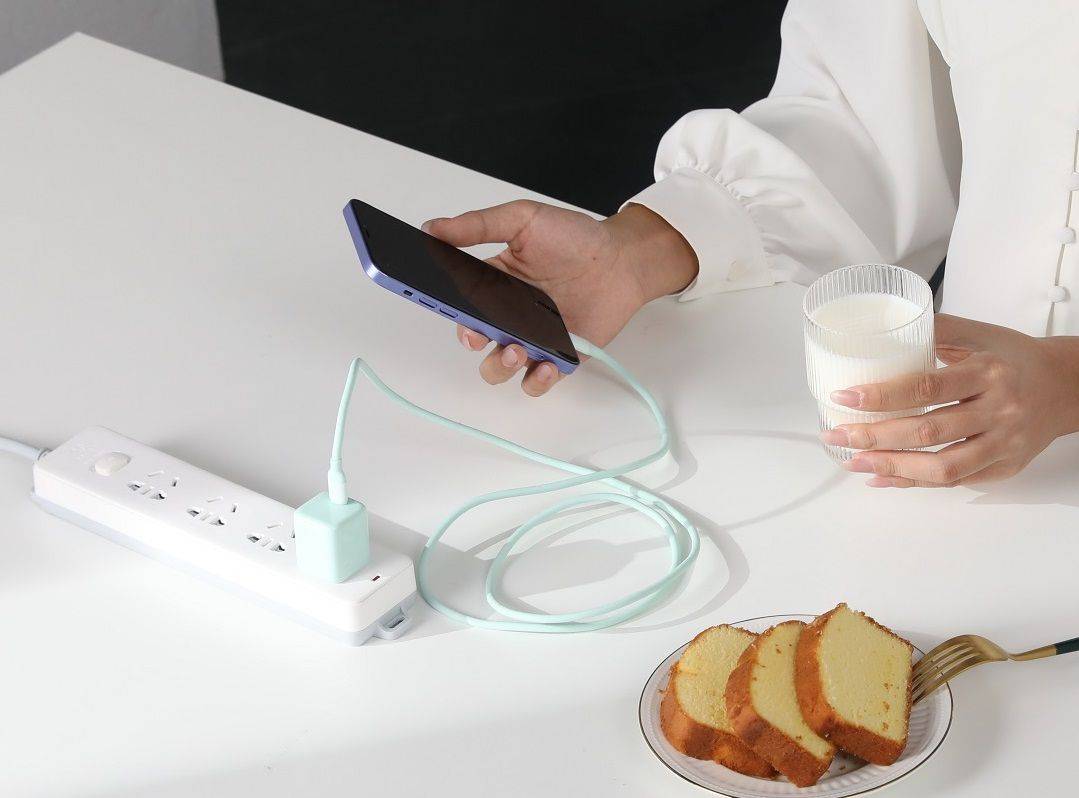 边充电边玩手机到底会不会触电？对手机有什么危害？没几人知道！