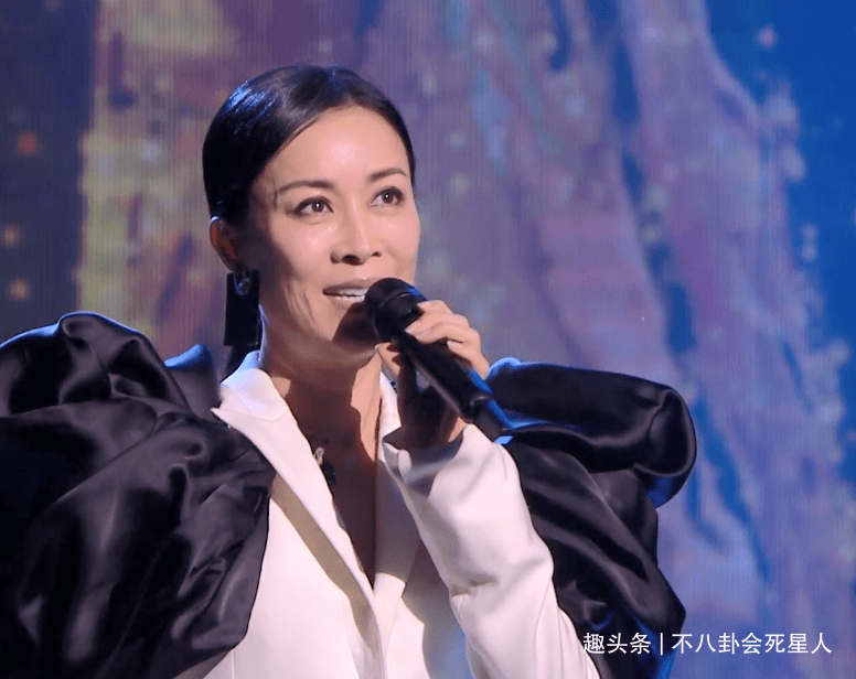 连那英|芒果小年夜造型：沈梦辰露背，宋茜吊带月光裙，李菲儿像披花床单