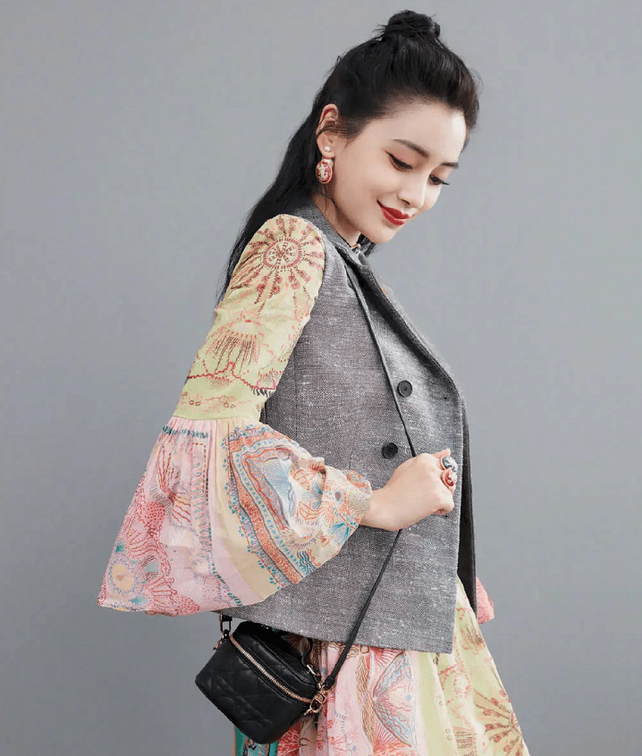 马甲 Baby真是瘦的过分了，脸上戴着眼镜，显得法令纹更明显了