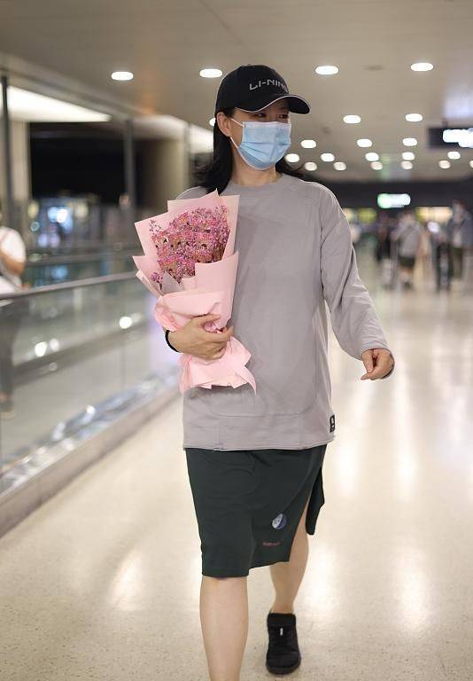 大衣咏梅走机场被拍，穿九分牛仔裤搭厚袜，51岁比年轻人打扮还时髦！