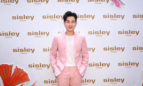 状态 刘恺威收工逛夜市，穿毛衣配牛仔裤吃路边摊，挎皮包似“老干部”