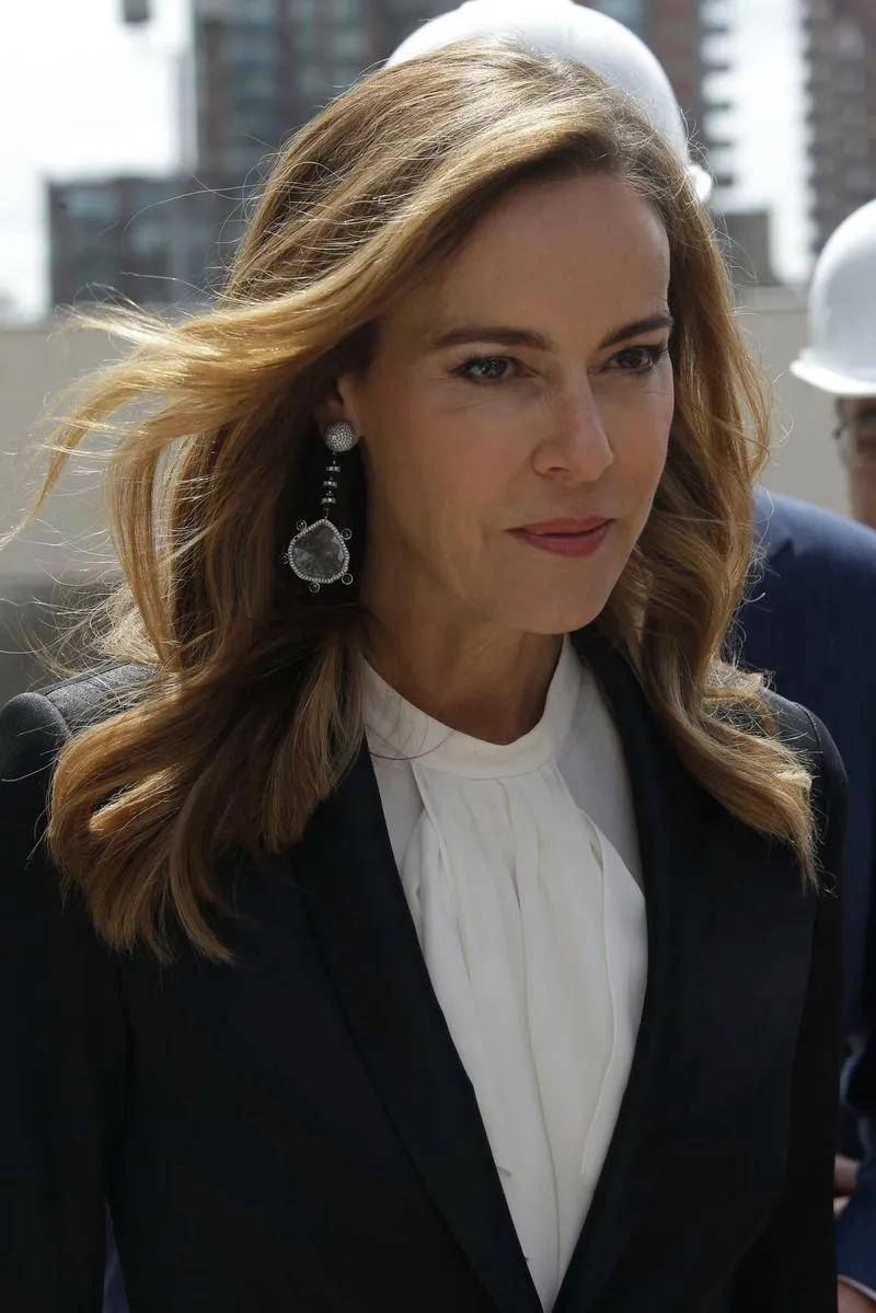 朱莉娅·科赫(julia koch)从她2019年去世的丈夫大卫那里继承了财富.