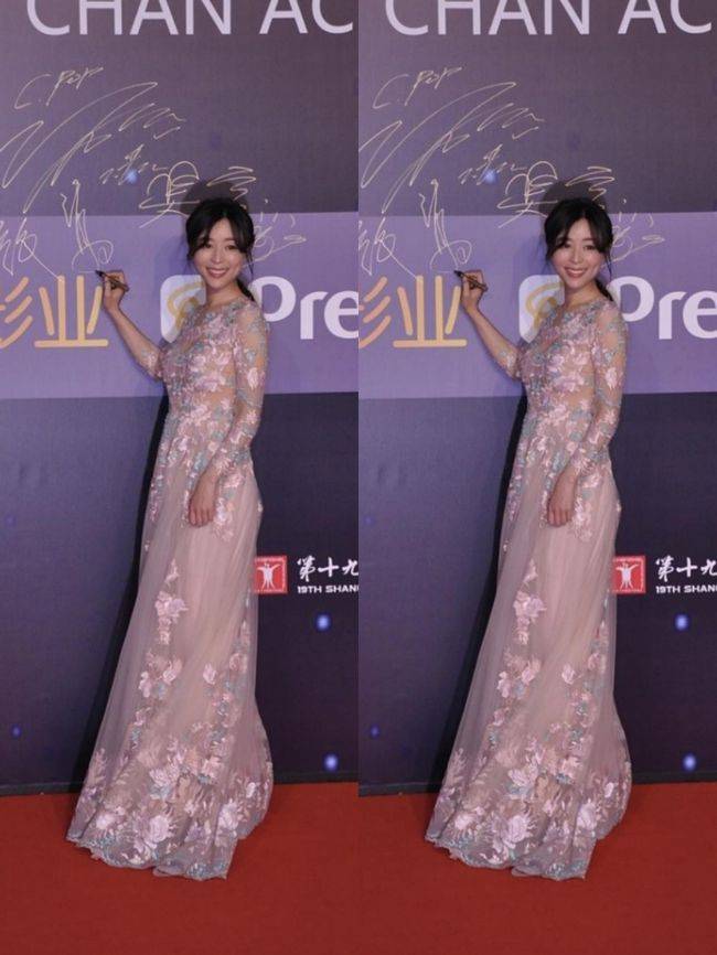 花花 张静初的礼服挺别致，一身花花图案遮住了身材，却不低调