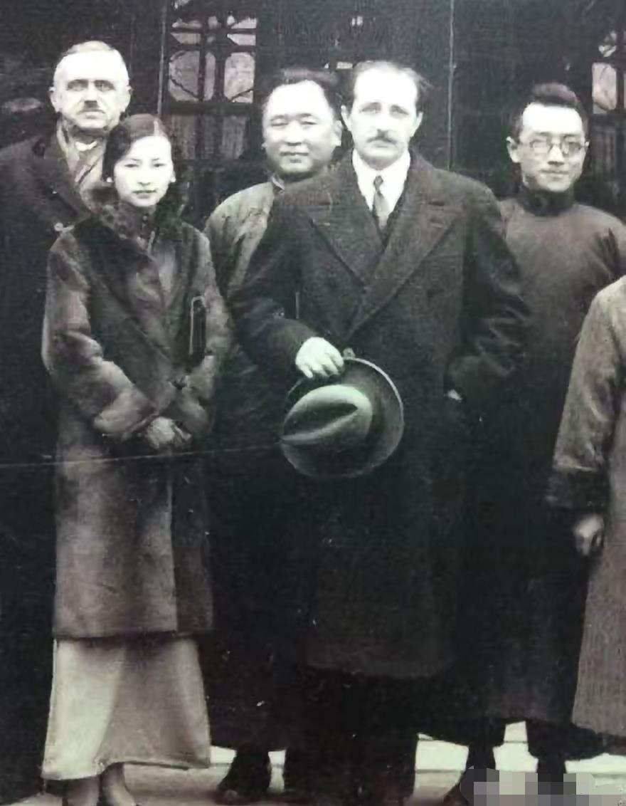 显得 都快一个世纪了，那些年林徽因穿过的“大衣”，到现在依然时髦