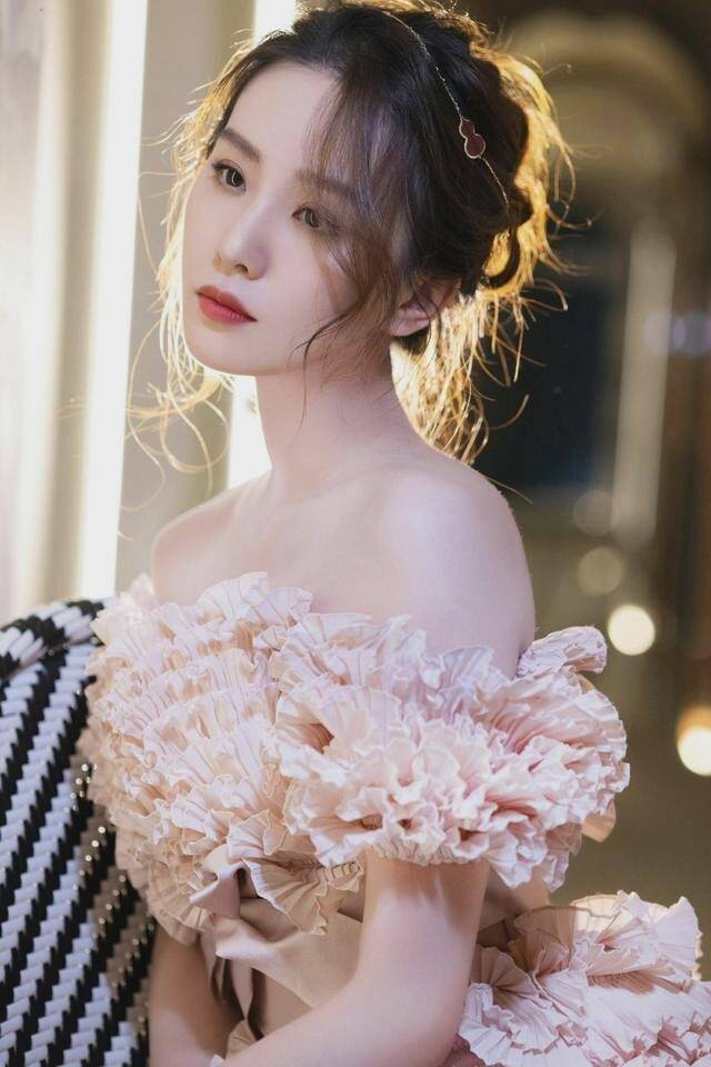 盛典刘诗诗出席“ELLE盛典”，穿粉裙走红毯气质优雅，蚂蚁腰吸睛无数