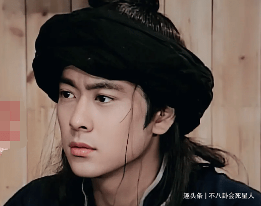 刘宇内娱男星越来越精致,刘宇外出都戴手膜,蔡徐坤眼线眼影妆感浓