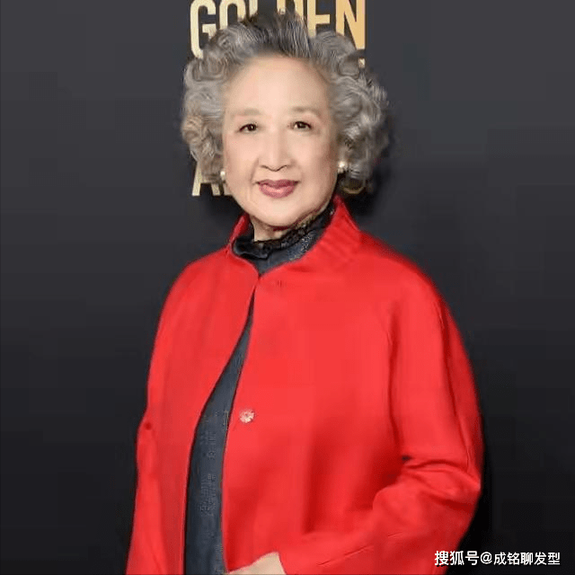 卷发为什么有些老年人喜欢染红发烫小卷？难道白发不香吗？你怎么看？