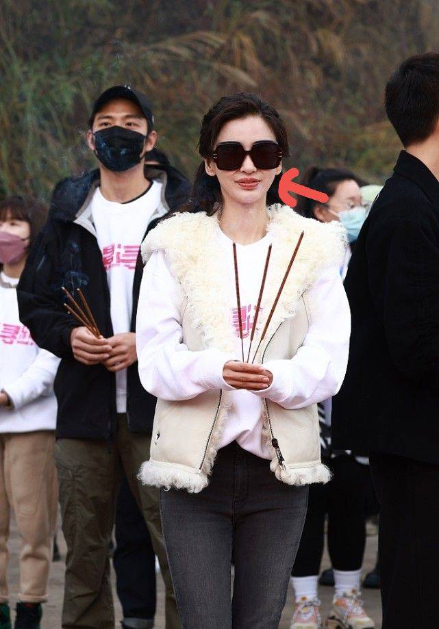 双手 离开滤镜baby颜值也崩了！法令纹瞩目瘦脱相，双手皮肤粗糙似老太